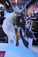 画像ギャラリー No.001のサムネイル画像 / 「リネージュ2 Evaパッケージ」のリリース記念イベントをレポート。エルフに扮したコスプレイヤーのソフィー・Sさんが来場者をお出迎え