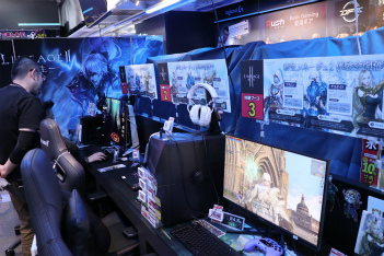 画像ギャラリー No.002のサムネイル画像 / 「リネージュ2 Evaパッケージ」のリリース記念イベントをレポート。エルフに扮したコスプレイヤーのソフィー・Sさんが来場者をお出迎え