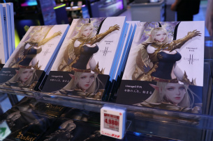 画像ギャラリー No.004のサムネイル画像 / 「リネージュ2 Evaパッケージ」のリリース記念イベントをレポート。エルフに扮したコスプレイヤーのソフィー・Sさんが来場者をお出迎え