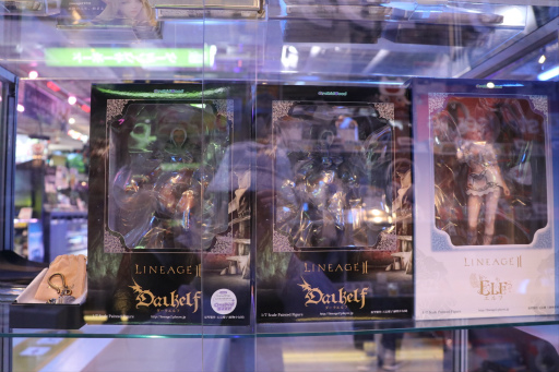 画像ギャラリー No.007のサムネイル画像 / 「リネージュ2 Evaパッケージ」のリリース記念イベントをレポート。エルフに扮したコスプレイヤーのソフィー・Sさんが来場者をお出迎え