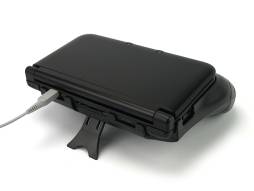 画像ギャラリー No.011のサムネイル画像 / リンクスプロダクツ，スタンドとしても使用できる3DS LL用グリップ全2色