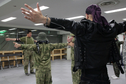 画像ギャラリー No.006のサムネイル画像 / 格闘家・前田日明が現実世界と電脳世界で銃撃戦を繰り広げる。「RED STONE マスケッティア紹介 サバゲー体験 with 前田日明」レポート