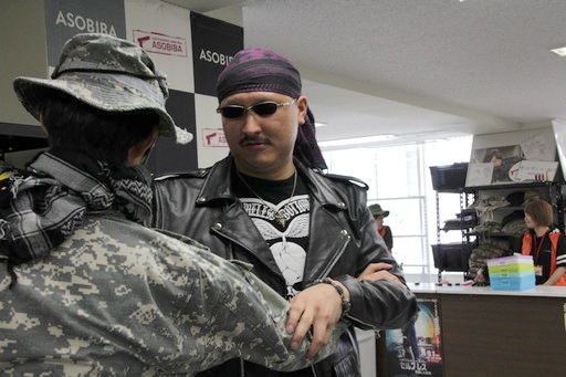 画像ギャラリー No.007のサムネイル画像 / 格闘家・前田日明が現実世界と電脳世界で銃撃戦を繰り広げる。「RED STONE マスケッティア紹介 サバゲー体験 with 前田日明」レポート