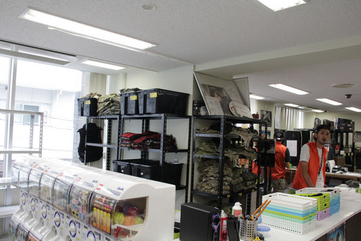 画像ギャラリー No.009のサムネイル画像 / 格闘家・前田日明が現実世界と電脳世界で銃撃戦を繰り広げる。「RED STONE マスケッティア紹介 サバゲー体験 with 前田日明」レポート