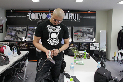 画像ギャラリー No.011のサムネイル画像 / 格闘家・前田日明が現実世界と電脳世界で銃撃戦を繰り広げる。「RED STONE マスケッティア紹介 サバゲー体験 with 前田日明」レポート