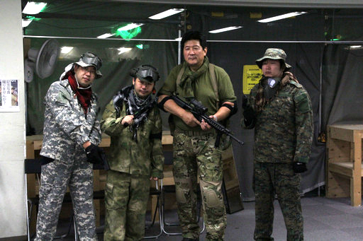 画像ギャラリー No.013のサムネイル画像 / 格闘家・前田日明が現実世界と電脳世界で銃撃戦を繰り広げる。「RED STONE マスケッティア紹介 サバゲー体験 with 前田日明」レポート