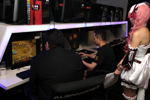 画像ギャラリー No.019のサムネイル画像 / 格闘家・前田日明が現実世界と電脳世界で銃撃戦を繰り広げる。「RED STONE マスケッティア紹介 サバゲー体験 with 前田日明」レポート