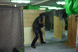 画像ギャラリー No.023のサムネイル画像 / 格闘家・前田日明が現実世界と電脳世界で銃撃戦を繰り広げる。「RED STONE マスケッティア紹介 サバゲー体験 with 前田日明」レポート