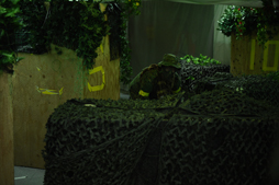 画像ギャラリー No.024のサムネイル画像 / 格闘家・前田日明が現実世界と電脳世界で銃撃戦を繰り広げる。「RED STONE マスケッティア紹介 サバゲー体験 with 前田日明」レポート