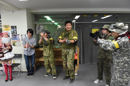 画像ギャラリー No.026のサムネイル画像 / 格闘家・前田日明が現実世界と電脳世界で銃撃戦を繰り広げる。「RED STONE マスケッティア紹介 サバゲー体験 with 前田日明」レポート