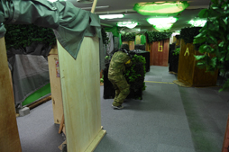 画像ギャラリー No.027のサムネイル画像 / 格闘家・前田日明が現実世界と電脳世界で銃撃戦を繰り広げる。「RED STONE マスケッティア紹介 サバゲー体験 with 前田日明」レポート