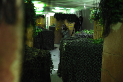 画像ギャラリー No.028のサムネイル画像 / 格闘家・前田日明が現実世界と電脳世界で銃撃戦を繰り広げる。「RED STONE マスケッティア紹介 サバゲー体験 with 前田日明」レポート