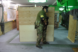 画像ギャラリー No.029のサムネイル画像 / 格闘家・前田日明が現実世界と電脳世界で銃撃戦を繰り広げる。「RED STONE マスケッティア紹介 サバゲー体験 with 前田日明」レポート