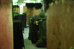 画像ギャラリー No.030のサムネイル画像 / 格闘家・前田日明が現実世界と電脳世界で銃撃戦を繰り広げる。「RED STONE マスケッティア紹介 サバゲー体験 with 前田日明」レポート