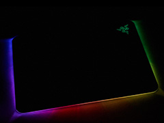 約1677万色で光るゲーマー向けマウスパッド「Razer Firefly」を使ってみた。室内でほのかに光り，暗所ではやたらと目立つ