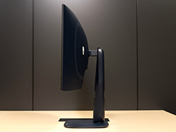 画像ギャラリー No.008のサムネイル画像 / ウルトラワイドの臨場感に量子ドット有機ELの映像美&240Hz表示の「Alienware 34」は,一度使うと手放せないディスプレイだ