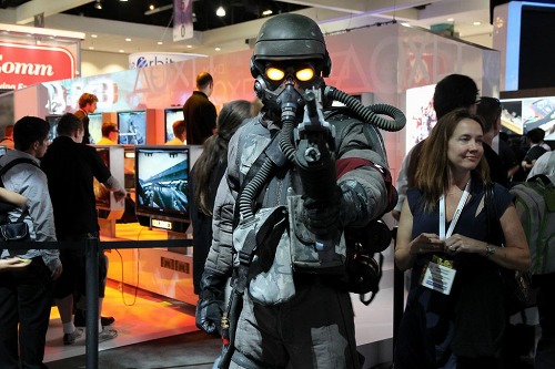 E3 2010ϺǯϤäѤPS Moveפȡ3DפܤSony Computer Entertainment֡ޤܤΡKILLZONE 3פǿࡼӡȶˤϤ