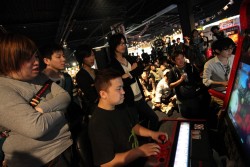 画像ギャラリー No.020のサムネイル画像 / 「スパIV AE」のプレイヤー達が集結した「第2回TOPANGAチャリティーカップ」。お祭り感満載の会場の模様をお届けする，フォトレポートを掲載