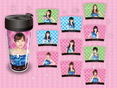 画像ギャラリー No.002のサムネイル画像 / 「AKB48」のプライズがアミューズメント施設向けに登場。第1弾は「USBマウス＆3Dマウスパッドセット」「タンブラー」など計3アイテムを用意
