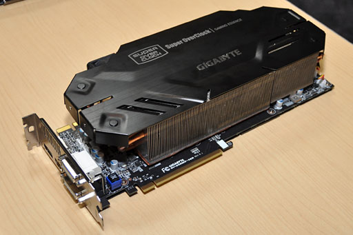 画像ギャラリー No.002のサムネイル画像 / GIGA-BYTE，OC版GTX 680カードの開発途上版をチラ見せ。5連ファンがGPUの熱を吸い出すクーラー「WINDFORCE 5X」搭載