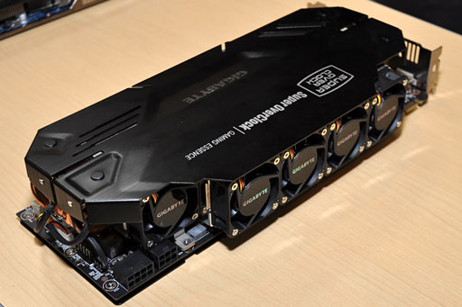 画像ギャラリー No.004のサムネイル画像 / GIGA-BYTE，OC版GTX 680カードの開発途上版をチラ見せ。5連ファンがGPUの熱を吸い出すクーラー「WINDFORCE 5X」搭載