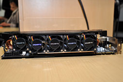 画像ギャラリー No.008のサムネイル画像 / GIGA-BYTE，OC版GTX 680カードの開発途上版をチラ見せ。5連ファンがGPUの熱を吸い出すクーラー「WINDFORCE 5X」搭載