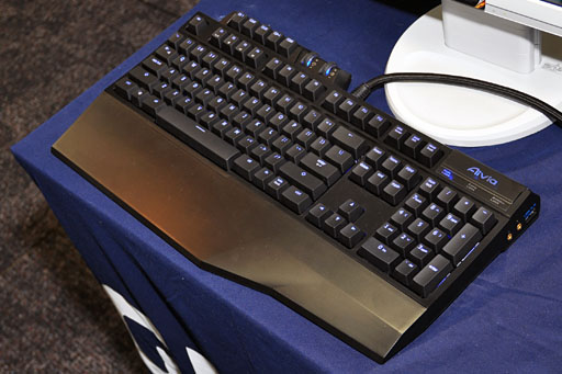 画像ギャラリー No.018のサムネイル画像 / GIGA-BYTE，OC版GTX 680カードの開発途上版をチラ見せ。5連ファンがGPUの熱を吸い出すクーラー「WINDFORCE 5X」搭載