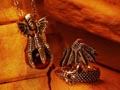 「Dragon’s Dogma」，アクセサリーブランド「Bizarre」やアパレルブランド「Dés Pierre」などとのコラボを発表。カプコンバーとカラオケパセラでは期間限定メニューを販売