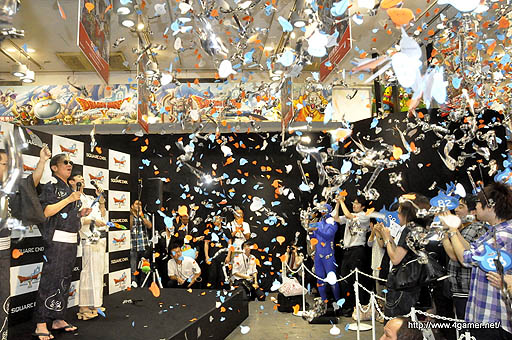 画像ギャラリー No.005のサムネイル画像 / オンラインゲームに対する社会の理解がどう変わるのか楽しみ――「ドラゴンクエストX」発売記念イベント会場で,堀井雄二氏と齊藤陽介氏にインタビュー