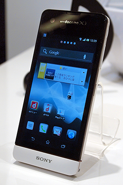 画像ギャラリー No.036のサムネイル画像 / NTTドコモ，「Xperia GX＆SX」や「GALAXY S III」，「ジョジョの奇妙な冒険」コラボモデルなど夏モデルスマートフォン16機種を発表