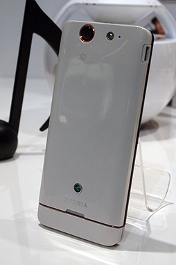 画像ギャラリー No.037のサムネイル画像 / NTTドコモ，「Xperia GX＆SX」や「GALAXY S III」，「ジョジョの奇妙な冒険」コラボモデルなど夏モデルスマートフォン16機種を発表