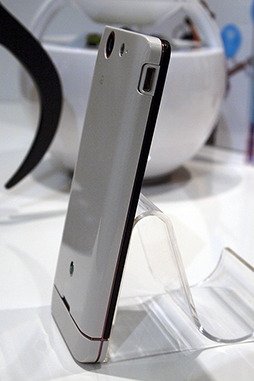 画像ギャラリー No.038のサムネイル画像 / NTTドコモ，「Xperia GX＆SX」や「GALAXY S III」，「ジョジョの奇妙な冒険」コラボモデルなど夏モデルスマートフォン16機種を発表