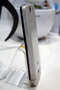 画像ギャラリー No.039のサムネイル画像 / NTTドコモ，「Xperia GX＆SX」や「GALAXY S III」，「ジョジョの奇妙な冒険」コラボモデルなど夏モデルスマートフォン16機種を発表