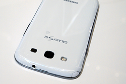 画像ギャラリー No.046のサムネイル画像 / NTTドコモ，「Xperia GX＆SX」や「GALAXY S III」，「ジョジョの奇妙な冒険」コラボモデルなど夏モデルスマートフォン16機種を発表