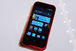 画像ギャラリー No.066のサムネイル画像 / NTTドコモ，「Xperia GX＆SX」や「GALAXY S III」，「ジョジョの奇妙な冒険」コラボモデルなど夏モデルスマートフォン16機種を発表