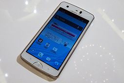 画像ギャラリー No.070のサムネイル画像 / NTTドコモ，「Xperia GX＆SX」や「GALAXY S III」，「ジョジョの奇妙な冒険」コラボモデルなど夏モデルスマートフォン16機種を発表