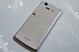 画像ギャラリー No.071のサムネイル画像 / NTTドコモ，「Xperia GX＆SX」や「GALAXY S III」，「ジョジョの奇妙な冒険」コラボモデルなど夏モデルスマートフォン16機種を発表