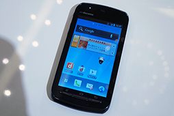 画像ギャラリー No.074のサムネイル画像 / NTTドコモ，「Xperia GX＆SX」や「GALAXY S III」，「ジョジョの奇妙な冒険」コラボモデルなど夏モデルスマートフォン16機種を発表