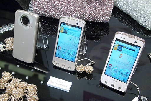 画像ギャラリー No.076のサムネイル画像 / NTTドコモ，「Xperia GX＆SX」や「GALAXY S III」，「ジョジョの奇妙な冒険」コラボモデルなど夏モデルスマートフォン16機種を発表