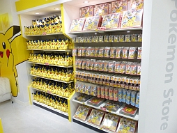 画像ギャラリー No.003のサムネイル画像 / 駅長さんピカチュウが待っている！　東京駅にオープンしたポケモングッズショップ「ポケモンストア 東京駅店」を取材してきた