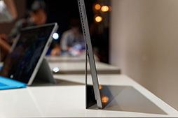 ������#009�Υ���ͥ���/��Surface Pro 3�ץƥ��ȥ�ݡ��ȡ������ڥ�����3��2�αվ��ѥͥ����ܤ�����3����Surface��Windows���֥�åȤȤ����������줿��Τ�