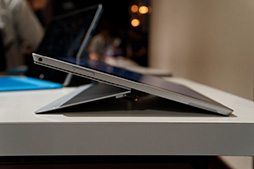 ������#010�Υ���ͥ���/��Surface Pro 3�ץƥ��ȥ�ݡ��ȡ������ڥ�����3��2�αվ��ѥͥ����ܤ�����3����Surface��Windows���֥�åȤȤ����������줿��Τ�