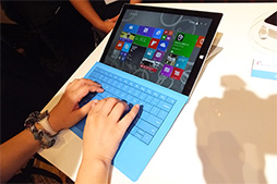 ������#024�Υ���ͥ���/��Surface Pro 3�ץƥ��ȥ�ݡ��ȡ������ڥ�����3��2�αվ��ѥͥ����ܤ�����3����Surface��Windows���֥�åȤȤ����������줿��Τ�
