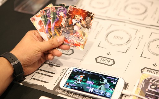 ���������꡼ No.024�Υ���ͥ������ / ���ޥۥ��ץ�Ȥ�Ϣư���Ǥ����餫�ˡ�TCG�ֶ丰�Υ��륫�ǥ����ȥ饤�֡פ�֥ץ�ߥ���ӥ��˥󥰥饤�֡פǻ�ͷ���Ƥ���