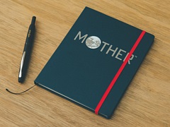 ほぼ日MOTHERプロジェクトの新作グッズ「MOTHERのNOTEBOOK」が12月15日に発売。ページの下に“MOTHERのことば”をプリント