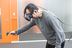 画像集 No.037のサムネイル画像 / 徳岡正肇の これをやるしかない！：VR空間内を歩き回れる夢のシステム「HTC Vive」が持つ可能性と課題について考える
