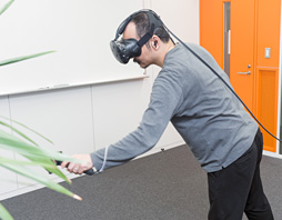 画像集 No.041のサムネイル画像 / 徳岡正肇の これをやるしかない！：VR空間内を歩き回れる夢のシステム「HTC Vive」が持つ可能性と課題について考える
