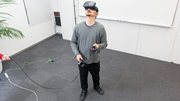 画像集 No.062のサムネイル画像 / 徳岡正肇の これをやるしかない！：VR空間内を歩き回れる夢のシステム「HTC Vive」が持つ可能性と課題について考える