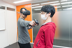 画像集 No.079のサムネイル画像 / 徳岡正肇の これをやるしかない！：VR空間内を歩き回れる夢のシステム「HTC Vive」が持つ可能性と課題について考える