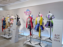 画像ギャラリー No.006のサムネイル画像 / 「アイドルマスター シャイニーカラーズ」の衣装展が，大丸東京店にて開催中。会期を通して計250着以上のライブ衣装を間近で観賞できる！